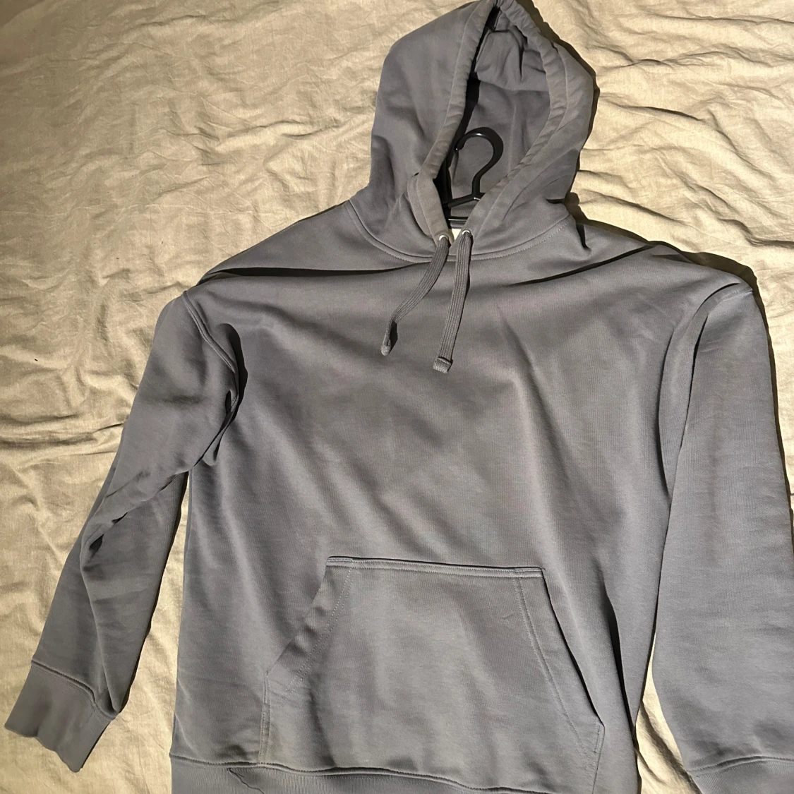 Grå hoodie
