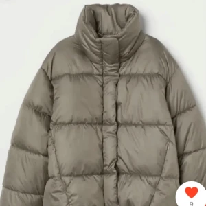 Grön pufferjacka - Snygg pufferjacket ifrån HM, storlek M men passar mig som har s💕💕