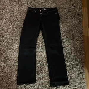 Svarta jeans från 157 - Säljer ett par svarta jeans från 157 i storlek XS. De har en klassisk femficksdesign och är i mycket bra skick. De är aldrig andvända. Perfekta för både vardag och fest!❤️