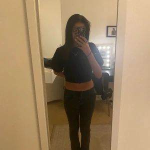 Ltb jeans - Säljer ett par svarta/gråa jeans som är bootcut. De är low/midwaist och  Perfekta för både vardag och fest! 🖤