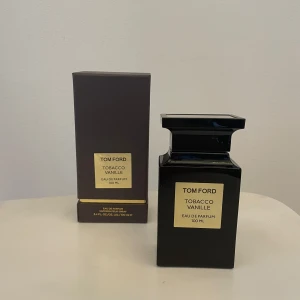 Tom Ford Tobacco Vanille Eau de Parfum 100ml - Säljer en lyxig Tom Ford Tobacco Vanille Eau de Parfum, 100 ml. Flaskan är elegant och svart med en stilren design. Doften är en rik blandning av tobak och vanilj, perfekt för den som gillar varma och kryddiga toner. Kommer i originalförpackning. Perfekt för höst och vinter! Återstår ca 95 utav 100 ml