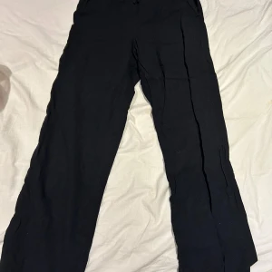 Svarta byxor med dragsko - Säljer ett par svarta linnebyxor. Storlek 158/164 men är ganska stora i storleken. Byxorna är från Gina Young och jag säljer dem för 150kr, kan sänka pris! Mycket bra skick💗