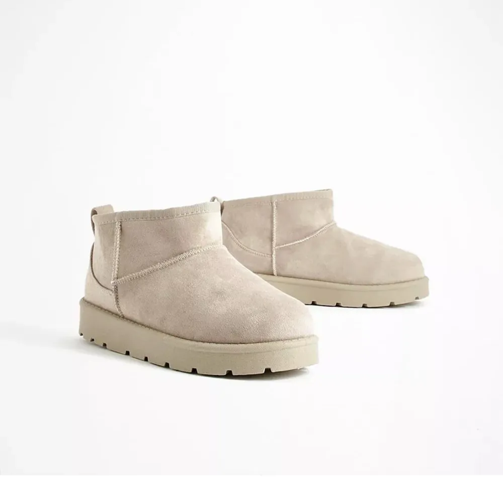 Säljer ett par snygga beige uggs liknande skor i mocka. De har en enkel och stilren design med en bekväm sula som passar perfekt för höst och vinter. Perfekta för både vardag och lite finare tillfällen!💕 endast testade. Köpta för 550kr. Skor.