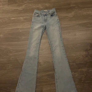 Ljusblå bootcut jeans - Säljer ett par ljusblå bootcut jeans i bra skick. De är mid waist och har en klassisk femficksdesign. Passar perfekt med tex en stickad tröja. 🥰 Ställ frågor om du är osäker ❣️(Priset kan diskuteras)