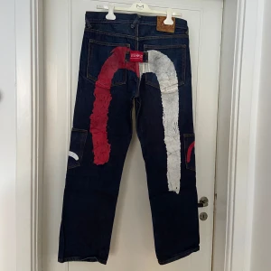 Evisu jeans  - Riktigt coola Evisu jeans 👖Storlek W34, midjemått ca 90cm (45x2). Fint skick, sömmen har lossnat lite i skrevet, men inget som stör eller syns när byxorna är på. Ingen aning om dem är äkta, köpte själv secondhand, men säljer billigt pga är osäker på det. Superfint skick annars! 