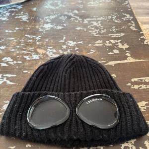 C.P Company mössa - Säljer nu min c.p company mössa. Den är bara använd ett par fåtal gånger så därför väldigt bra skick. Perfekt mössa nu för vintern. Bara att skriva om ni har några frågor eller är intresserade!