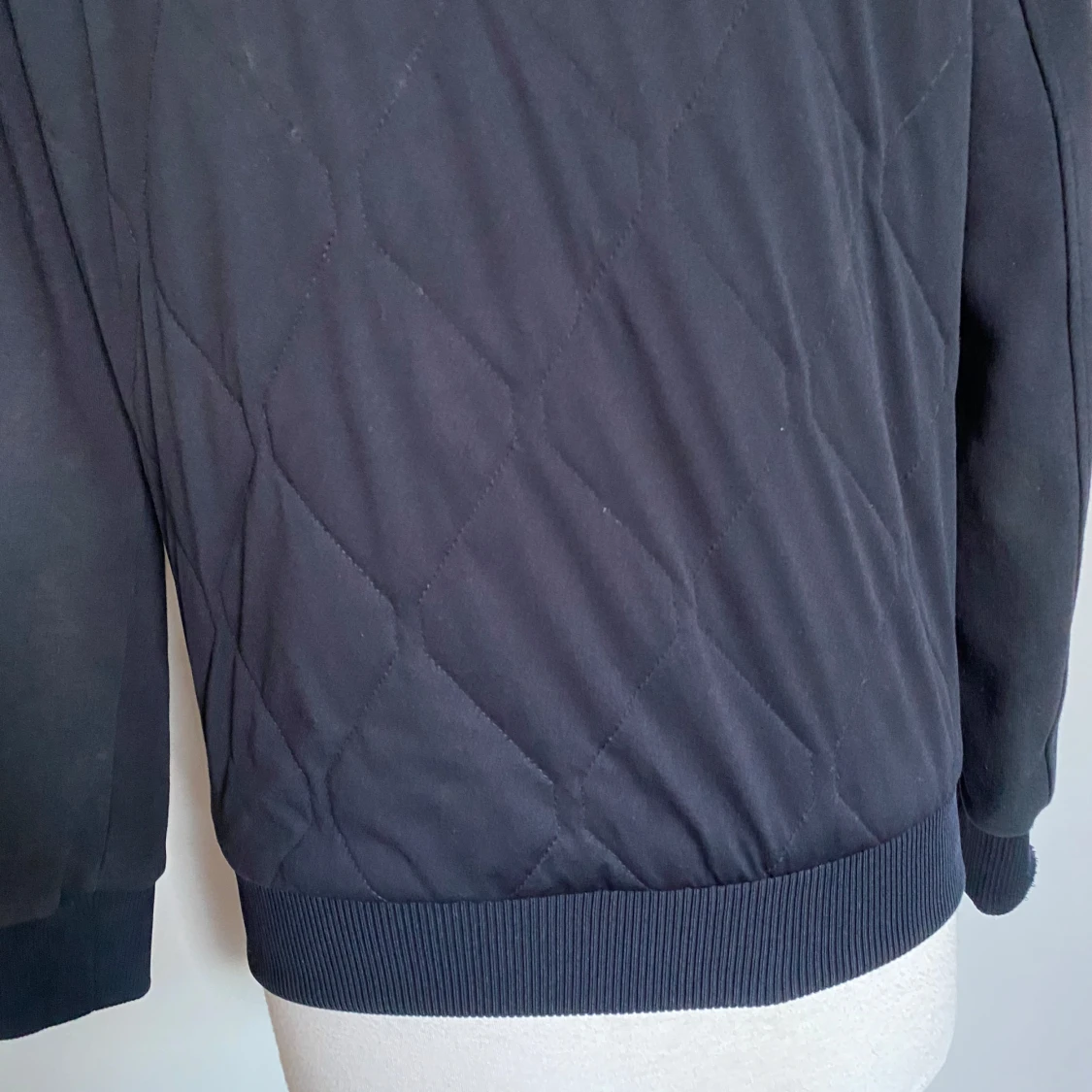 Mörkblå quiltad jacka från Zara Man strl S  - 92