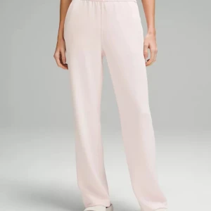 lululemon “Softstreme High-Rise Pant Regular” - i färgen strawberry milkshake helt nya without tags  storlek 4/xs-s  köptes för 1480sek/$128 