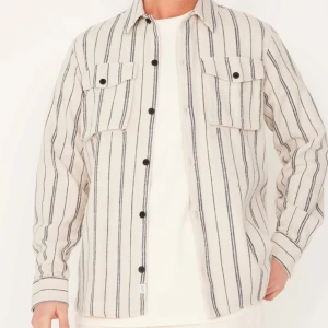 Overshirt Casual Friday - Säljer snygg overshirt från CF. Skick:10/10 passar L. Nypris 599