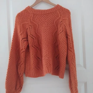 Orange stickad tröja från Vero Moda - Säljer en superfin orange stickad tröja från Vero Moda.. Tröjan är i bra skick och är så fin och skön till hösten!