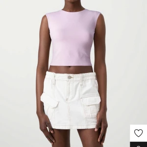 Rosa soft touch topp från Gina Tricot - Säljer en superfin rosa croppad topp från Gina Tricot. Den är ärmlös och har en öppen rygg vilket gör den perfekt för sommardagar. Toppen är i ett mjukt och stretchigt material, vilket ger en tight passform. Perfekt för både vardag och fest! 💜