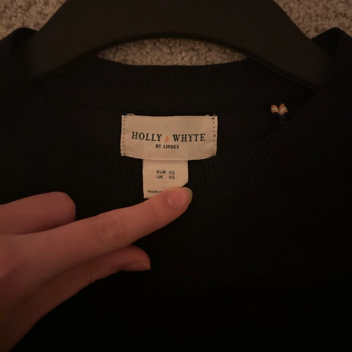 Mörkblå tröja  - 91