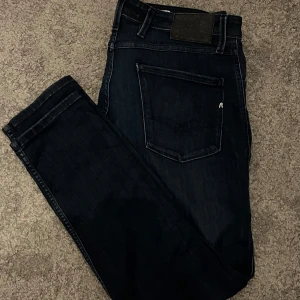 Mörkblå Replay Anbass Jeans - |Mörkblå Replay Anbass Jeans|Strolek 33/32|Skick 9/10| Hör av dig vid fundering 🤙 