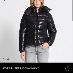 Kort svart pufferjacka - Säljer en snygg och trendig kort svart pufferjacka från lager 157.  Perfekt för höst/vinter. Jackan är använd 2 gånger och är som helt ny.