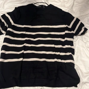 Svart och vit randig tröja - Säljer en svart och vit randig tröja ifårn vero moda. Köptes för 249kr. Säljer för endast 100kr.