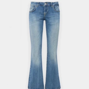 Blå bootcut jeans från LTB - Snygga blå bootcut jeans från LTB, Använda en gång och är i nyskick i storlek 30x32💞