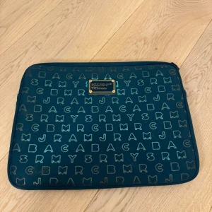 Marc Jacobs  - Marc Jacobs datorfodral i en blå/turkos färg fick i present och använt lite men fortfarande i bra skick❤️❤️25•35cm