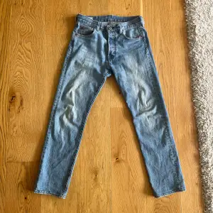 Säljer ett par riktigt snygga och ovanliga levis 501 jeans i en sjukt snygg wash. Väldigt fint skick, som helt nya. Nypris 1300kr. Skriv vid frågor!