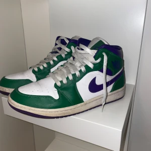 Nike air Jordan 1 mid Green/purple - Air Jordan 1 Mid i färgerna grön och lila. Skorna är i gott skick. Storlek 42.