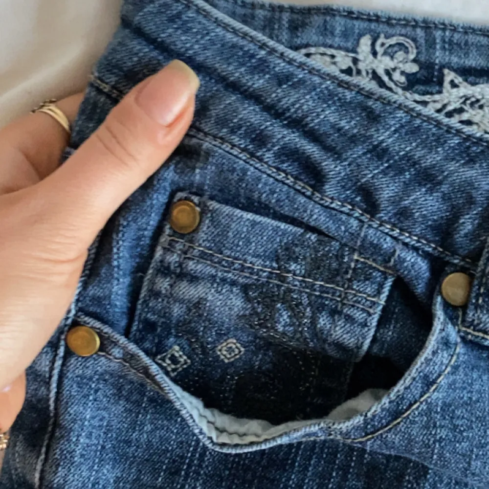 Säljer ett par snygga blå lågmidjade jeans från Linnea i storlek 34 och har midjemått 38💕Den har jätte fina broderade detaljer på bakfickorna och en snygg passform. Lite utsvängda som man kan se på bilden🎀💞. Jeans & Byxor.