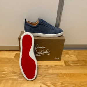 Christian Louboutin skor - Ljusblå Christian Louboutin skor i storlek 43, Skirv vid frågor eller intresse🤝
