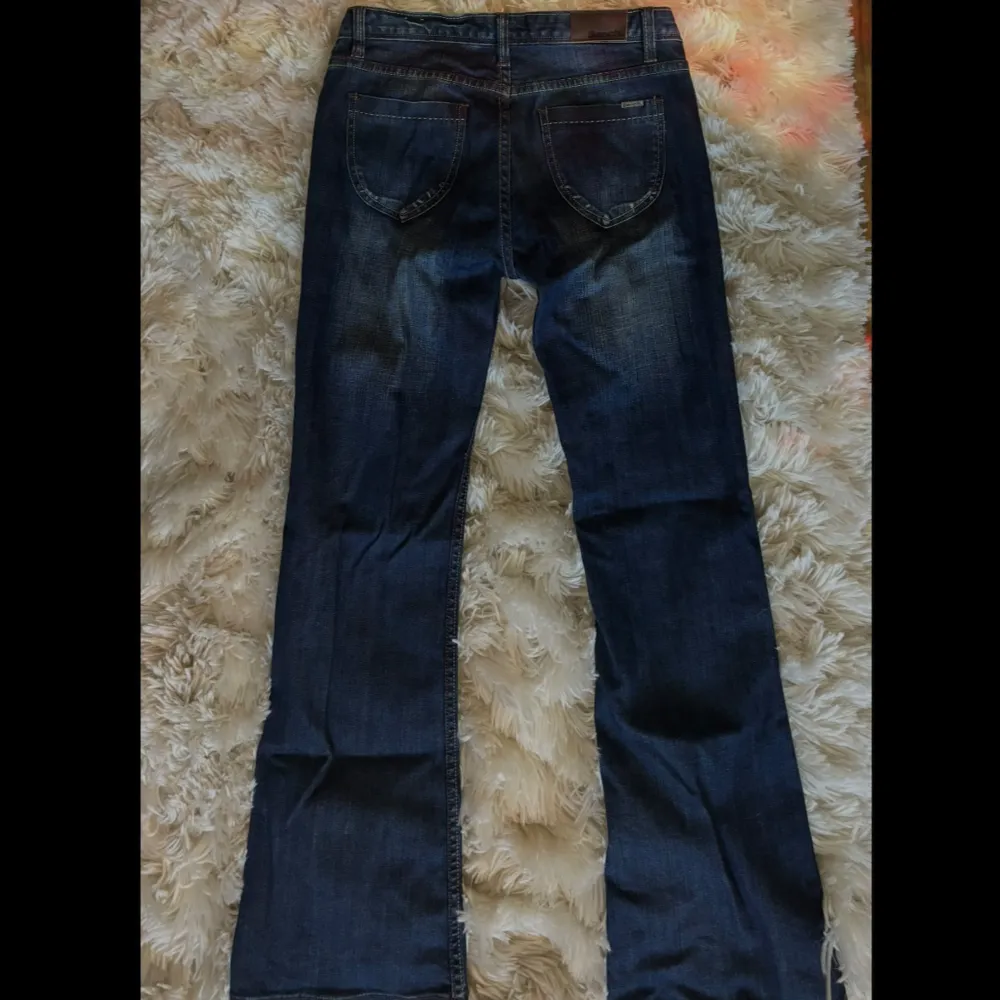 Vintage low waist Jeans🩷Baggy med lite bootcut modell! Super snygga och coola jeans men är tyvärr för långa för mig, jag är 160🩷  Står 30R i storlek men skulle säga att den passar S/M. Köpta för 800. Jeans & Byxor.