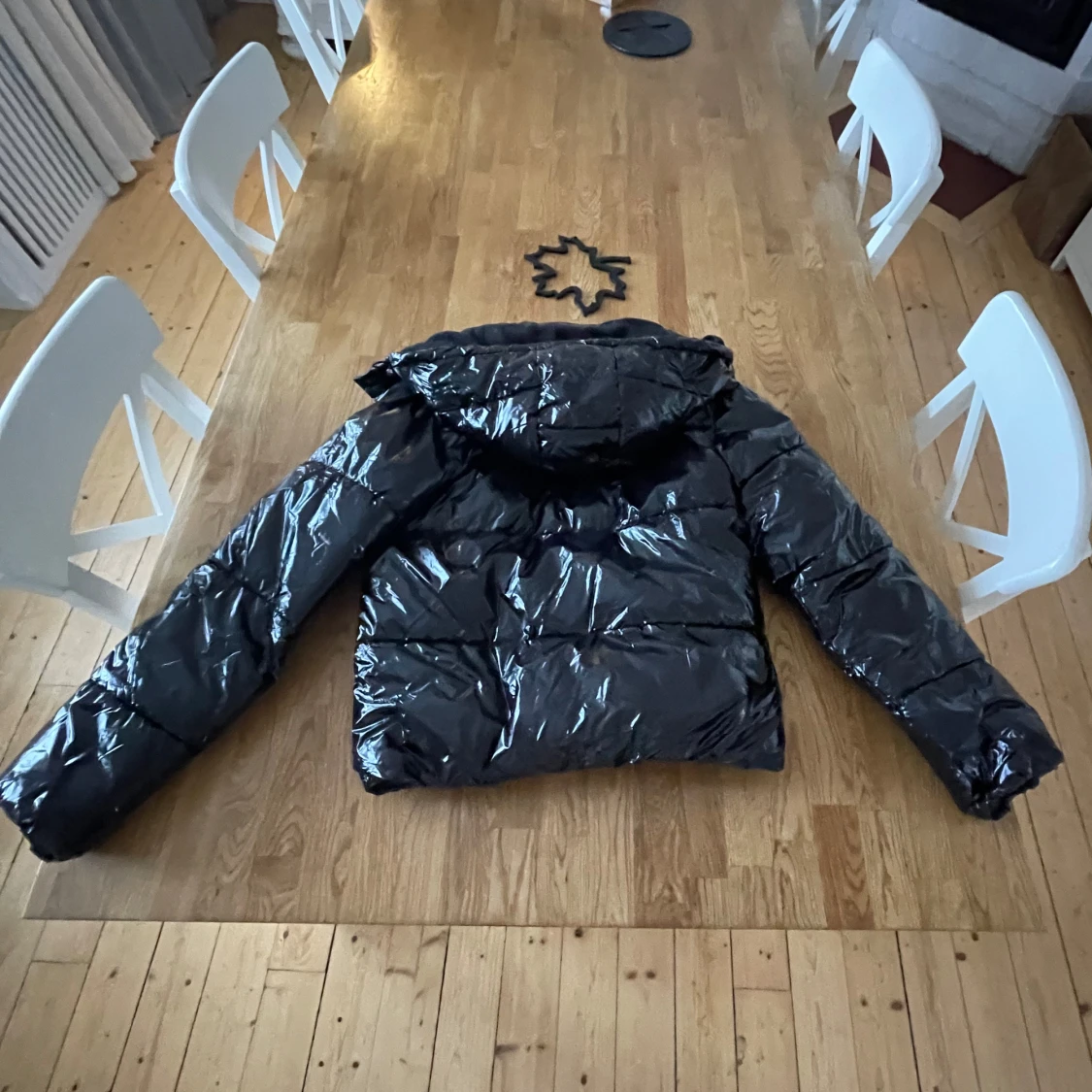 Svart glansig pufferjacka från Nelly - 90