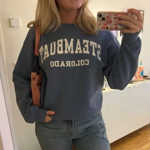 Blå sweatshirt med text - Blå skön sweatshirt med tryck köpt second hand, ursprungligen från märket Gildan. Storlek M! 💙