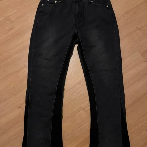 Gallery Dept jeans - Säljer ett par svarta jeans från Gallery Dept. i mycket bra skick. Priset är inte hugget i sten