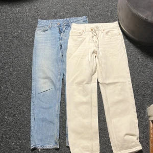 Två par bershka jeans i ljusblått och vitt - Säljer två par jeans, ett par i ljusblå denim och ett par i vitt. Båda har straight fit. De är från bershka och har storlek Perfekta för både vardag och avslappnade tillfällen. 