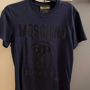 Moschino T-shirt - Fin tshirt använt fåtal gånger fint skick överlag.