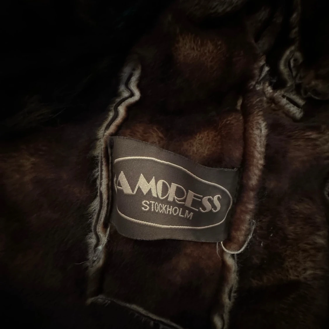 Brun mockajacka med pälsdetaljer från Amorees Stockholm - 92