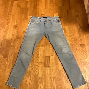 Ljusa jeans från Replay - Säljer ett par ljusa jeans från Replay i modellen Anbass. De är i bra skick och har en snygg slim passform. 