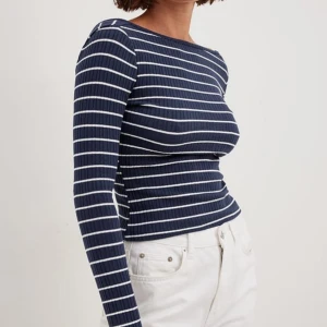 Randig topp med öppen rygg - Randig marinblå/vit topp med djup rygg från Nakd i storlek S🩷Säljer för 160kr, nypris 299kr