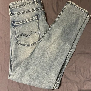 Replay Anbass jeans  - Säljer ett par snygga Replay Anbass jeans i ljusblå denim. De har en slim fit passform och är i storleken W30/L30 men sitter mer som W30/L32. Använda några enstaka gånger. Nypris ligger runt 1700.