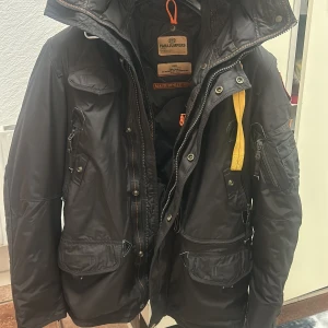 Svart vinterjacka från Parajumpers - Den är använd 2 vintrar den kommer inte till användning längre. Priset kan diskuteras 