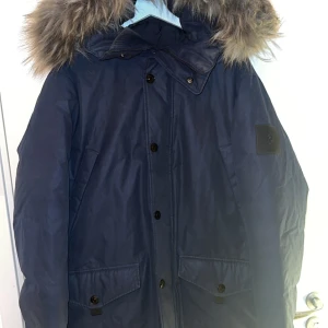 Peak Performance Y Parka Herr - Den här jackan har mest hängt i min garderob, så den är nästan som ny. Har använt den totalt fyra gånger, så den är i riktigt fint skick. Köpte den för att ha något varmt och snyggt till vintern, men har insett att jag faktiskt inte använder den så ofta som jag trodde. Storlek: L Enligt Prisjakt var det tidigare lägsta priset för Peak Performance Y Parka för herrar 5 499 kr.