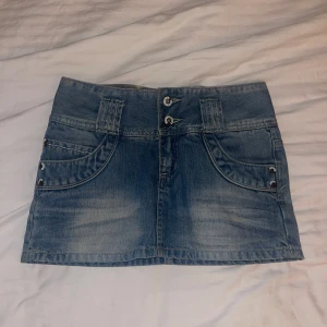 Jeanskjol från TRF Denim Rules - Säljer en snygg jeanskjol från TRF Denim Rules i storlek 34. Kjolen är i blå denim med coola fickdetaljer och knappar fram. Tveka inte på att kontakta vid frågor!💕
