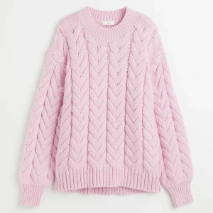 Rosa kabelstickad tröja från H&M - Säljer min fina stickade tröja från hm i en gräddigt rosa färg. Oversize och tjock och varm. 