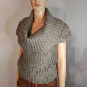 Stickad tröja  - ‼️Intressekoll‼️superfin grå stickad tröja med polokrage! Storlek L men storleken syns tydligt i bilden!  I fint skick!🫶🏼Ge prisförslag om ni är intresserade💗