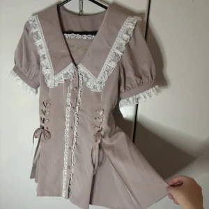 Rosa  set up från Secret Honey jirai kei - Söt rosa klänning från Secret Honey med spetsdetaljer och knytband i midjan. Den har korta puffärmar och en fin sailor krage med spets. Perfekt för vår och sommar! 💕perfekt för dig som gillar jirai kei, ryousangata och andra jfashion/girly stilar! Gott skick 