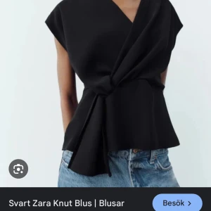 Svart knutblus från Zara - Snygg svart blus från Zara med en unik knutdetalj framtill. Den är ärmlös och har en elegant, draperad look som passar perfekt för både vardag och fest. Blusen är gjord i ett mjukt material som ger en skön passform. Perfekt att matcha med jeans eller kjol för en stilren outfit. Endast använd 3-4 gånger