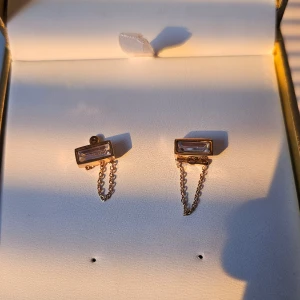 Mikael kors örhängen guld - MK örhängen guld utmärkt skick och oanvända! Helt ny Ordinarie pris 1300 kr