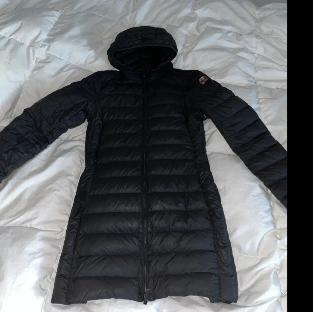 Svart Parajumpers dunjacka (dam) i storlek XL. Jätte fräsch och inga defekter, användes en enda vinter. Köptes på Johnells.   Modell: Parajumpers Irene Hooded Down Jacket W Black.. Jackor.