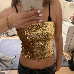 Guldig paljett-topp - Topp med guldpaljetter som går att använda som kjol också, perfekt till nyår 🎊Köpt på Beyond Retro för ca 300kr