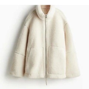 hm teddyjacka - säljer denna populära teddyjacka från h&m, jättefin och skön nu till vintern 🥰tryck gärna på köp nu!