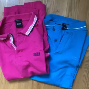 Säljer två snygga pikétröjor från Hugo Boss i färgerna rosa och blå. Båda är i regular fit och tillverkade av mjuk pima bomull. Perfekta för sommaren med korta ärmar och stilrena detaljer vid kragen. De kostar 200 kronor styck eller köp båda för 300. 