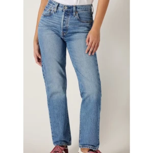 Levi’s 501 - Klassiska levi’s 501 jeans💋 Storlek 24x30, knappt använda så i superbra skick! Sista bilden visar färgen i verkligheten🩵
