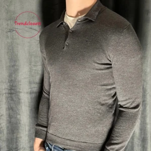 Grå pikétröja från J.Lindeberg - Snygg och stilren grå pikétröja från J.Lindeberg. Perfekt för både vardag och fest. tillverkad i ett mjukt material som känns skönt mot huden. Nypris 1599kr. Skick 8.5/10 sparsamt använd säljer pga att den är för liten