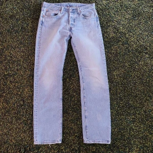 Levi Jeans 501 W31 L32 - Bra skick, passar inte längre. Om du köper båda Levi Jenasen så kan du få bättre pris